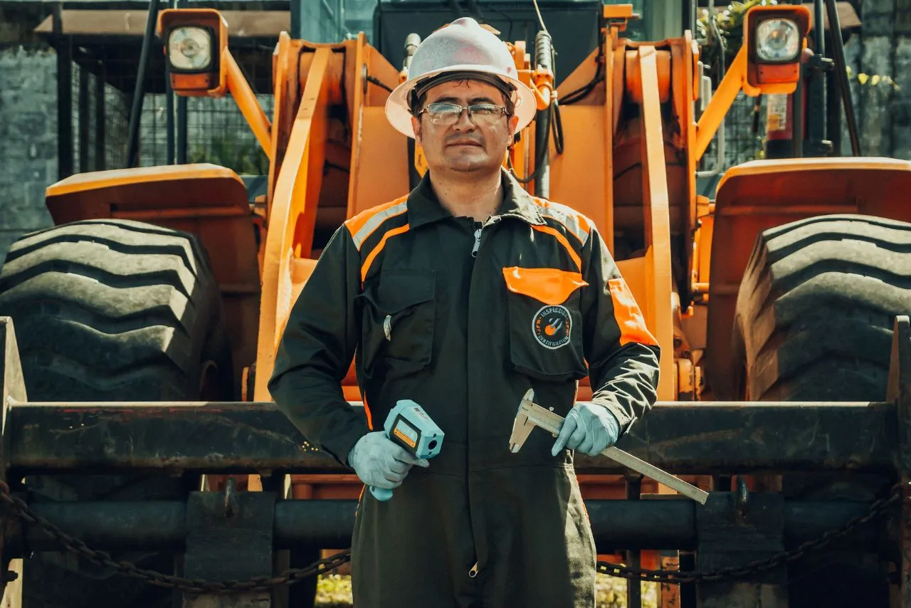 Profesional de JFW frente a maquinaria industrial